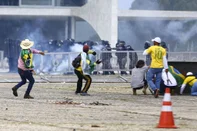 Os ministros do Supremo Tribunal Federal (STF) terminam de analisar às 23h59 desta segunda (15), em plenário virtual, mais 250 denúncias contra envolvidos nos atos antidemocráticos e golpistas de 8 de janeiro.<!-- NICAID(15428420) -->
