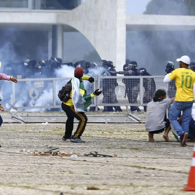 Os ministros do Supremo Tribunal Federal (STF) terminam de analisar às 23h59 desta segunda (15), em plenário virtual, mais 250 denúncias contra envolvidos nos atos antidemocráticos e golpistas de 8 de janeiro.<!-- NICAID(15428420) -->