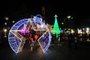 CAXIAS DO SUL, RS, BRASIL, 01/12/2023. A chegada do Papai Noel acompanhada do acendimento da iluminação natalina da Praça Dante Alighieri e o concerto de Natal com a Orquestra Municipal de Sopros são os destaques do Magia dos Encontros 2023, em Caxias do Sul. (Porthus Junior/Agência RBS)<!-- NICAID(15614913) -->