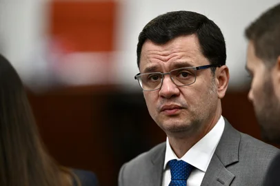 Former Brazilian Justice Minister Anderson Torres talks to his lawyer during a session of the Brazilian Supreme Court judging the participation of those accused of the attempted coup d'état in January 2023, in Brasilia, on June 10, 2025. Brazil's Jair Bolsonaro helped draft a plan to "redo the election" he narrowly lost in 2022, a co-accused testified in the former president's coup trial on Monday. Prosecutors accuse the 70-year-old far-right leader, who governed Brazil from 2019 to 2022, of having led a "criminal organization" plotting to wrest power from leftist election victor Luiz Inacio Lula da Silva. (Photo by EVARISTO SA / AFP)Editoria: POLLocal: BrasíliaIndexador: EVARISTO SASecao: coup d'etatFonte: AFPFotógrafo: STF<!-- NICAID(16056449) -->