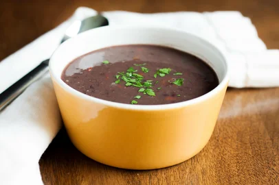 Sopa de feijão preto na tigela. Foto: Susie Lane / stock.adobe.comFonte: 158755540<!-- NICAID(15152863) -->