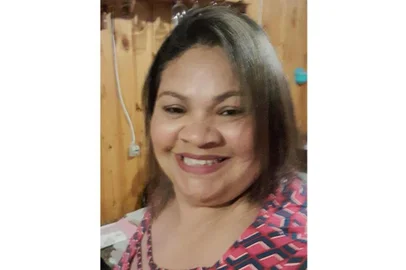 Mãe de dois filhos e avó, Luciana Leonardo Batista é lembrada pela família como uma mulher trabalhadora e de "coração imenso". No último sábado (2), ela foi morta a facadas pelo ex-companheiro, em Três Coroas, no Vale do Paranhana, aos 49 anos.<!-- NICAID(15535354) -->