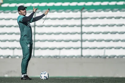 Fernando Alves / EC Juventude/Divulgação Técnico Thiago Carpini durante treinamento do Juventude no ALfredo Jaconi.<!-- NICAID(16175728) -->