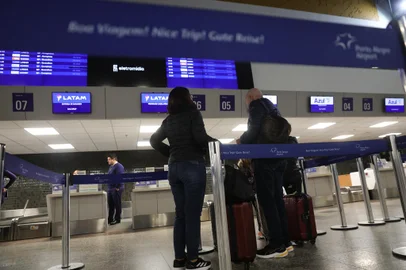 Porto Alegre, RS, Brasil - Chek in de passageiros é retomado no aeroporto salgado filho com translado de ônibus até a base aérea de canoas. Foto: Jonathan Heckler / Agencia RBS<!-- NICAID(15814215) -->