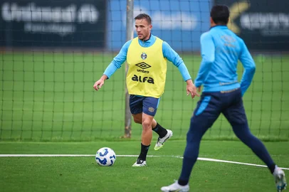 RS - FUTEBOL/ TREINO GREMIO 2025 - ESPORTES - Jogadores do Gremio realizam treino tÃ©cnico durante a tarde desta quinta-feira, no CT Luiz Carvalho, na preparaÃ§Ã£o para a partida valida pelo Campeonato Brasileiro 2025. FOTO: LUCAS UEBEL/GREMIO FBPA<!-- NICAID(16117266) -->