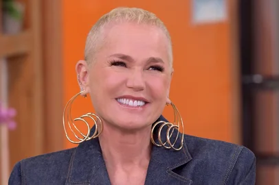 A apresentadora Xuxa Meneghel, 62 anos, revelou recentemente que foi diagnosticada com alopecia androgenética, condição popularmente conhecida como calvície.<!-- NICAID(16004758) -->