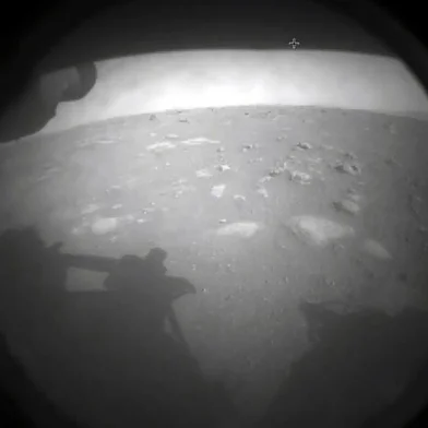 This NASA photo shows NASAs Perseverance rover as it landed on the surface of Mars on February 18, 2021. - NASA said February 18, 2021 that the Perseverance rover has touched down on the surface of Mars after successfully overcoming a risky landing phase known as the "seven minutes of terror." "Touchdown confirmed," said operations lead Swati Mohan at around 3:55 pm Eastern Time (2055 GMT) as mission control at NASA's Jet Propulsion Laboratory headquarters erupted in cheers. The autonomously-guided procedure was completed more than 11 minutes earlier, which is how long it takes for radio signals to return to Earth. (Photo by Handout / NASA / AFP) / RESTRICTED TO EDITORIAL USE - MANDATORY CREDIT "AFP PHOTO / NASA/HANDOUT" - NO MARKETING - NO ADVERTISING CAMPAIGNS - DISTRIBUTED AS A SERVICE TO CLIENTSEditoria: SCILocal: PasadenaIndexador: HANDOUTSecao: space programmeFonte: NASAFotógrafo: Handout<!-- NICAID(14717750) -->