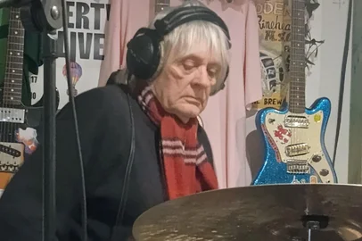O cenário do rock australiano está de luto. James Baker, baterista original da lendária banda Hoodoo Gurus, faleceu aos 71 anos após anos lutando contra um câncer no fígado. A notícia foi confirmada pela própria banda nesta terça-feira, por meio de um comunicado nas redes sociais.Friday Night Friend – The James Baker Beat with Dom Mariani.<!-- NICAID(16031304) -->