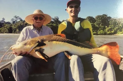 Apaixonado por pescaria, cruzeiros e imbatível na canastra: quem era Adelino Colombo além do empresário.Amigos e ex-colegas relembram os hobbies, viagens e peculiaridades do farroupilhense de Nova Milano, que faleceu nesta sexta-feira (15). Na foto, Adelino Colombo e o empresário Nestor Menegat em pescaria no Rio Roosevelt, no estado do Amazonas. O peixe que eles seguram é da espécie pirarara. <!-- NICAID(14916651) -->