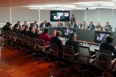 Reunião entre presidentes dos clubes da Série C na CBF. Na foto: presidente do Caxias, Roberto de Vargas, com camisa cor vinho e com a mão direita levantada.<!-- NICAID(16095027) -->