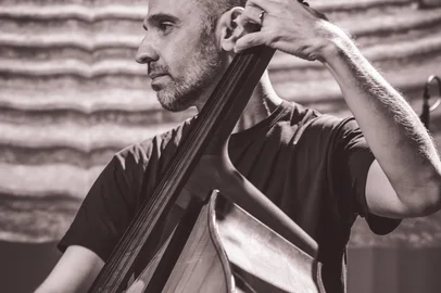 O músico e arranjador, que trabalhou com gente do quilate de Gal Costa, Marina Lima, George Benson, Milton Nascimento, entre trantos outros, vem a Caxias em agosto pra um super curso. Edu Martins ministra esse workshop no dia 5 de agosto, das 14h às 18h, na Capela do Centro de Cultura Ordovás, em Caxias do Sul.<!-- NICAID(15487550) -->