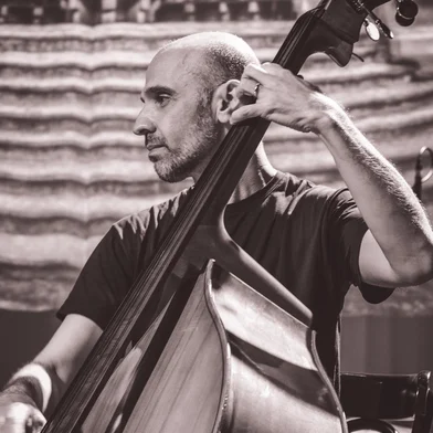 O músico e arranjador, que trabalhou com gente do quilate de Gal Costa, Marina Lima, George Benson, Milton Nascimento, entre trantos outros, vem a Caxias em agosto pra um super curso. Edu Martins ministra esse workshop no dia 5 de agosto, das 14h às 18h, na Capela do Centro de Cultura Ordovás, em Caxias do Sul.<!-- NICAID(15487550) -->
