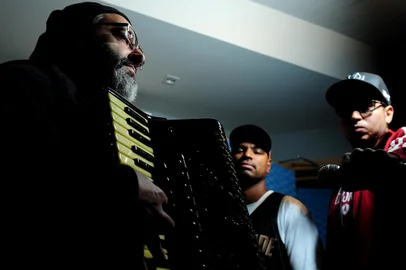 CAXIAS DO SUL, RS, BRASIL, 01/11/2018Projeto RAPajador, com participação do rapper Chiquinho Divilas, do acordeonista Rafa De Boni e do DJ Rudi, será lançado no Aldeia Sesc Caxias. (Lucas Amorelli/Agência RBS)<!-- NICAID(13812107) -->