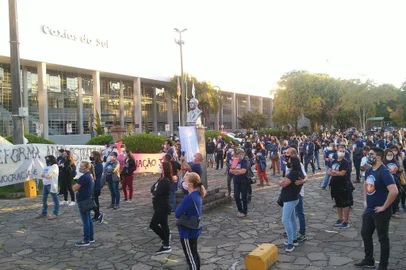 Manifestação dos servidores públicos municipais em defesa da trimestralidade, vacina e mobilização por condições de trabalho.<!-- NICAID(14771351) -->