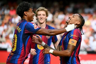 JOSE JORDAN / AFP Lamine Yamal, Raphinha, futebol, Barcelona