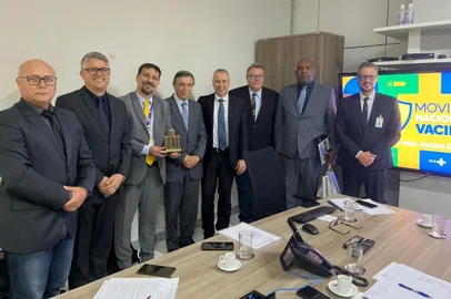 O prefeito Adiló Didomenico cumpriu agenda de compromissos em Brasília (DF) nesta quinta-feira (2). Ele integrou uma comitiva que contou com o presidente da Amesne, prefeito de Nova Prata Alcione Grazziotin, os prefeitos de Farroupilha, Fabiano Feltrin, e de Arroio do Sal, Affonso Flávio Angst (Bolão), o vice de Vacaria, Marcelo Dondé, e membros do MobiCaxias. O grupo foi acompanhado durante os encontros na capital federal pelo membro do escritório de representação do governo do Rio Grande do Sul em Brasília, Douglas Velasquez. Segundo o prefeito, a saúde e o aeroporto regional foram as pautas mais importantes tratadas nesse dia.<!-- NICAID(15366002) -->