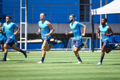 RS - FUTEBOL/ TREINO GREMIO 2025 - ESPORTES - Jogadores do Gremio realizam treino tÃ©cnico durante a manha desta quinta-feira, no CT Luiz Carvalho, na preparaÃ§Ã£o para a partida valida pelo Campeonato Brasileiro 2025. FOTO: LUCAS UEBEL/GREMIO FBPA<!-- NICAID(15999996) -->