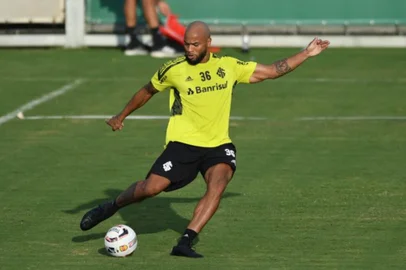 Recuperado de lesão, zagueiro Rodrigo Moledo aguarda por nova chance no Inter<!-- NICAID(15034322) -->