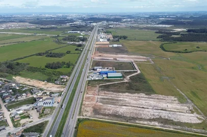 PELOTAS. 14.09.2026. Primeiro bairro empresarial de Pelotas terá investimento de até R$ 50 milhões. Eixo Sul Complexo Industrial e Logístico terá 219 terrenos às margens da BR-116; obras começaram em maio e primeira etapa prevê 51 unidades. Imagem de Divulgação / Brasil Terrenos.<!-- NICAID(16365191) -->