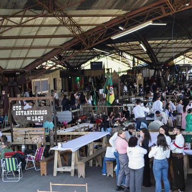 CAXIAS DO SUL, RS, BRASIL. 14-09-2025. Ambiental do primeiro domingo de Festejos Farroupilha no Parque da Festa da Uva, em Caxias do Sul.<!-- NICAID(16124010) -->