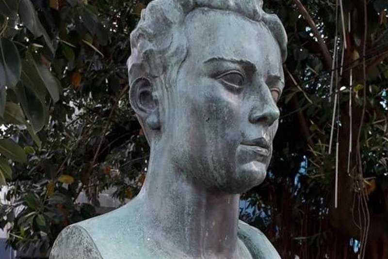 Busto Felippe D'Oliveira<!-- NICAID(15441932) -->