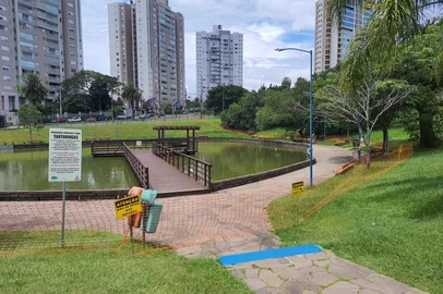Lago do Parque Germânia recebe hidrojateamento, limpeza e remoção do lodo<!-- NICAID(16028767) -->