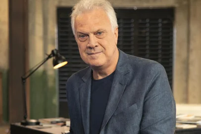 Linha Direta -  Pedro Bial no cenário do programa<!-- NICAID(15737286) -->