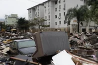 Porto Alegre, RS, Brasil, 16-06-2024: Materiais descartados se acumulam nas ruas da zona norte. Volta da chuva preocupa moradores no bairro Sarandi.<!-- NICAID(15790172) -->