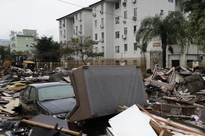 Porto Alegre, RS, Brasil, 16-06-2024: Materiais descartados se acumulam nas ruas da zona norte. Volta da chuva preocupa moradores no bairro Sarandi.<!-- NICAID(15790172) -->