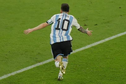 Lionel Messi, da Argentina, faz o primeiro gol contra o México em partida pela Copa do Mundo.<!-- NICAID(15277681) -->