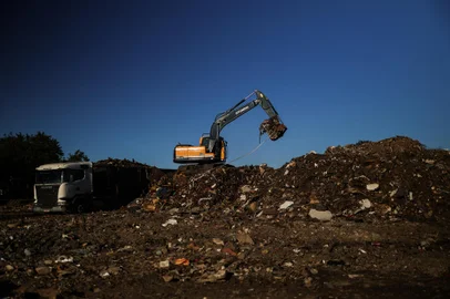 PORTO ALEGRE, RS, BRASIL - 2024.06.27 -  Obras de reforma em POA após enchente. Entulhos acumulados no descarte do bairro Humaitá, ao lado da Area do Grêmio  Foto: Renan  Mattos/ Agência RBS<!-- NICAID(15800252) -->