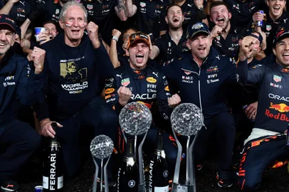 Red Bull Racing's Dutch driver Max Verstappen (front C) celebrates winning the season's world championship with his team after his victory at the Formula One Japanese Grand Prix at Suzuka, Mie prefecture on October 9, 2022. (Photo by Toshifumi KITAMURA / AFP)Editoria: SPOLocal: SuzukaIndexador: TOSHIFUMI KITAMURASecao: motor racingFonte: AFPFotógrafo: STR<!-- NICAID(15230952) -->