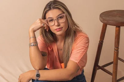 Ter seus próprios hobbies, viajar sozinha, ter um clube do livro, focar nos estudos, ser promovida no trabalho, viver sem maiores preocupações. Grande parte das mulheres, sejam elas jovens ou não, estão buscando o desprendimento das relações para priorizarem sua sua própria companhia. Porém, também há outros fatores que estão afastando ainda mais a "vida a dois": a violência, o crescimento dos feminicídios e o desgaste emocional. Para a psicóloga Thaís Gaspari, esse crescimento das estatísticas vem impactando as relações heterossexuais, pois, mesmo que não tenham sido vítimas diretamente, o sentimento de “alerta constante” torna-se recorrente.<!-- NICAID(16238675) -->