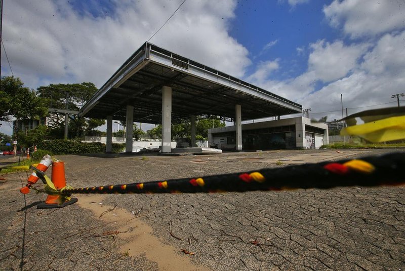 PORTO ALEGRE, RS, BRASIL - 23/01/2024 - Posto de gasolina fica fechado por conta da falta de energia elétrica. FOTO: LAURO ALVES, AGÊNCIA RBS<!-- NICAID(15657852) -->