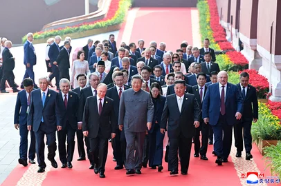 This picture taken on September 3, 2025 and released from North Korea's official Korean Central News Agency (KCNA) on September 4, 2025 shows (front L-R) Russia's President Vladimir Putin, China's President Xi Jinping and North Korean leader Kim Jong Un arriving to a military parade marking the 80th anniversary of victory over Japan and the end of World War II, in Beijings Tiananmen Square. (Photo by KCNA VIA KNS / AFP) / South Korea OUT / SOUTH KOREA OUT / SOUTH KOREA OUT / ---EDITORS NOTE--- RESTRICTED TO EDITORIAL USE - MANDATORY CREDIT "AFP PHOTO/KCNA VIA KNS" - NO MARKETING NO ADVERTISING CAMPAIGNS - DISTRIBUTED AS A SERVICE TO CLIENTS / THIS PICTURE WAS MADE AVAILABLE BY A THIRD PARTY. AFP CAN NOT INDEPENDENTLY VERIFY THE AUTHENTICITY, LOCATION, DATE AND CONTENT OF THIS IMAGE --- / Editoria: POLLocal: BeijingIndexador: STRSecao: politics (general)Fonte: KCNA VIA KNSFotógrafo: STR<!-- NICAID(16118324) -->