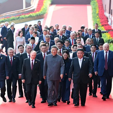 This picture taken on September 3, 2025 and released from North Korea's official Korean Central News Agency (KCNA) on September 4, 2025 shows (front L-R) Russia's President Vladimir Putin, China's President Xi Jinping and North Korean leader Kim Jong Un arriving to a military parade marking the 80th anniversary of victory over Japan and the end of World War II, in Beijings Tiananmen Square. (Photo by KCNA VIA KNS / AFP) / South Korea OUT / SOUTH KOREA OUT / SOUTH KOREA OUT / ---EDITORS NOTE--- RESTRICTED TO EDITORIAL USE - MANDATORY CREDIT "AFP PHOTO/KCNA VIA KNS" - NO MARKETING NO ADVERTISING CAMPAIGNS - DISTRIBUTED AS A SERVICE TO CLIENTS / THIS PICTURE WAS MADE AVAILABLE BY A THIRD PARTY. AFP CAN NOT INDEPENDENTLY VERIFY THE AUTHENTICITY, LOCATION, DATE AND CONTENT OF THIS IMAGE --- / Editoria: POLLocal: BeijingIndexador: STRSecao: politics (general)Fonte: KCNA VIA KNSFotógrafo: STR<!-- NICAID(16118324) -->