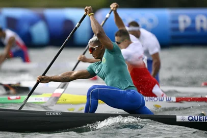 Brazil's Isaquias Guimaraes Queiroz competes in the men's canoe single 1000m semifinal of the canoe sprint competition at Vaires-sur-Marne Nautical Stadium in Vaires-sur-Marne during the Paris 2024 Olympic Games on August 9, 2024. (Photo by Olivier MORIN / AFP)<!-- NICAID(15836760) -->
