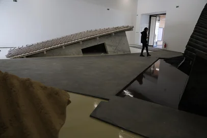 Porto Alegre, RS, Brasil — Fachada e espaços internos do novo Museu de Arte Contemporânea do RS (MACRS), localizado no 4º Distrito. O espaço, dirigido por Adriana Boff, abriga obras como a instalação do artista Nuno Ramos e integra elementos históricos, como bondes preservados no pátio.Indexador: jeff botega<!-- NICAID(16100558) -->