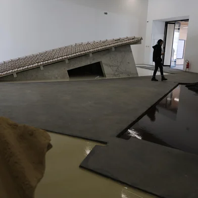 Porto Alegre, RS, Brasil — Fachada e espaços internos do novo Museu de Arte Contemporânea do RS (MACRS), localizado no 4º Distrito. O espaço, dirigido por Adriana Boff, abriga obras como a instalação do artista Nuno Ramos e integra elementos históricos, como bondes preservados no pátio.Indexador: jeff botega<!-- NICAID(16100558) -->