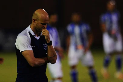 BENTO GONÇALVES, RS, BRASIL, 09/04/2021. Esportivo x Ypiranga, jogo válido pela nona rodada do Campeonato Gaúcho (Gauchão 2021) e realizado no Parque Esportivo Montanha dos Vinhedos. Técnico do Esportivo, Gustavo Papa. (Porthus Junior/Agência RBS)<!-- NICAID(14754885) -->