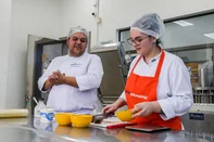 CAXIAS DO SUL, RS, BRASIL, 16/07/2026. Cursos de confeitaria oferecem na Serra a oportunidade de empreender e se aperfeiçoar em setor carente de profissionais. Coordenador do curso de Gastronomia - Matheus Troglio e a aluna Daniela Garcia Burigo. (Neimar De Cesero/Agência RBS)Indexador: Neimar De Cesero<!-- NICAID(16328372) -->