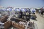 O sábado de sol forte, céu azul e 27°C ficou ainda mais quente na beira da praia de Atlântida com a instalação de churrasqueiras do 4º Paleta Atlântida, evento que reúne assadores e amantes de churrasco. Nesta edição, os organizadores reuniram 610 trios de assadores, e acreditam que isso possa tornar o encontro o maior churrasco do mundo. Foto: André Ávila/Agência RBS<!-- NICAID(14398619) -->