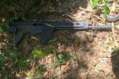 Fuzil encontrado em ação hoje na Ilha do Pavão. Seria dos assaltantes que atacaram carro-forte em Guaíba no dia 29. Ação da Brigada Militar e Polícia Civil com apoio do Exército.<!-- NICAID(14987234) -->
