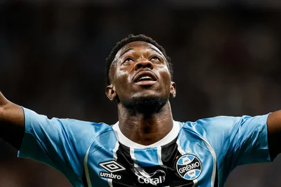 PORTO ALEGRE, RS, BRASIL, 19-11-2025: Grêmio vs Vasco, pelo Campeonato Brasileiro Série A 2025, na Arena. Na foto, o jogador do Grêmio, Amuzu. Foto: Duda Fortes/Agência RBS<!-- NICAID(16171207) -->