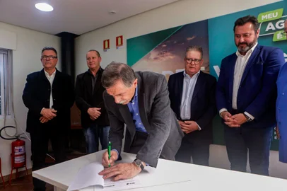 Prefeito Adiló Didomenico assina na ExpoInter, nesta quarta-feira (30), contratação de financiamento de quase R$ 24 milhões para obras que tentam acabar com alagamentos. Na foto, ex-governador Ranolfo Vieira Júnior, secretário de gestão e finanças Cristiano Becker, secretário de obras Norberto Soletti. Indexador: Daniela Xu<!-- NICAID(15526651) -->