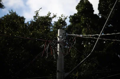 PORTO ALEGRE, RS, BRASIL, 18/06/2023- Moradores da Capital seguem sem luz. Na foto: Rua Dr. Vergara. Foto: Anselmo Cunha/Agencia RBS<!-- NICAID(15459462) -->