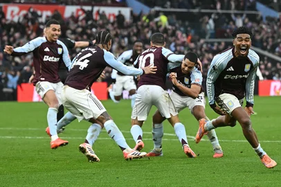 Aston Villa's Dutch defender  #22 Ian Maatsen (R) celebrates as Aston Villa's Argentinian midfielder #10 Emiliano Buendia is mobbed by teammates after scoring the team's second goal during the English Premier League football match between Aston Villa and Arsenal at Villa Park in Birmingham, central England on December 6, 2025. (Photo by JUSTIN TALLIS / AFP) / RESTRICTED TO EDITORIAL USE. NO USE WITH UNAUTHORIZED AUDIO, VIDEO, DATA, FIXTURE LISTS, CLUB/LEAGUE LOGOS OR 'LIVE' SERVICES. ONLINE IN-MATCH USE LIMITED TO 120 IMAGES. AN ADDITIONAL 40 IMAGES MAY BE USED IN EXTRA TIME. NO VIDEO EMULATION. SOCIAL MEDIA IN-MATCH USE LIMITED TO 120 IMAGES. AN ADDITIONAL 40 IMAGES MAY BE USED IN EXTRA TIME. NO USE IN BETTING PUBLICATIONS, GAMES OR SINGLE CLUB/LEAGUE/PLAYER PUBLICATIONS. / Editoria: SPOLocal: BirminghamIndexador: JUSTIN TALLISSecao: soccerFonte: AFPFotógrafo: STF<!-- NICAID(16189525) -->