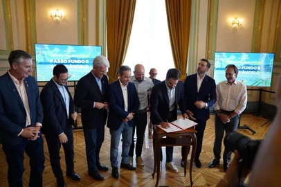 Michel Sanderi / Divulgação Cinco meses após o anúncio da empresa que comandará os aeroportos de Passo Fundo e Santo Ângelo, no norte e no noroeste do Estado, o governo do RS assinou, nesta sexta-feira (13), o contrato com a empresa vencedora do leilão. A solenidade foi no Palácio Piratini, em Porto Alegre. <!-- NICAID(16225011) -->