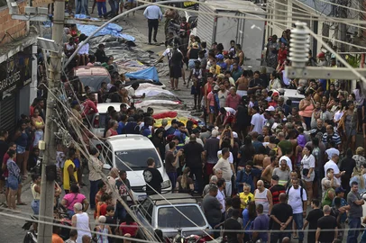 Pablo PORCIUNCULA / AFP EDITORS NOTE: Graphic content / Bodies are seen lined up on Sao Lucas Square of the Vila Cruzeiro favela at the Penha complex in Rio de Janeiro, Brazil, on October 29, 2025, in the aftermath of Operacao Contencao (Operation Containment). Bodies piled up in poor neighborhoods of Rio de Janeiro on October 28 as police launched their biggest ever raids on the city's drug traffickers, leaving at least 64 dead in war-like scenes. As many as 2,500 heavily armed officers, backed by armored vehicles, helicopters and drones took part in the operation targeting Brazil's main drug-trafficking gang in two poor neighborhoods, or favelas, in northern Rio. (Photo by Pablo PORCIUNCULA / AFP)Editoria: CLJLocal: Rio de JaneiroIndexador: PABLO PORCIUNCULASecao: policeFonte: AFPFotógrafo: STF<!-- NICAID(16156307) -->