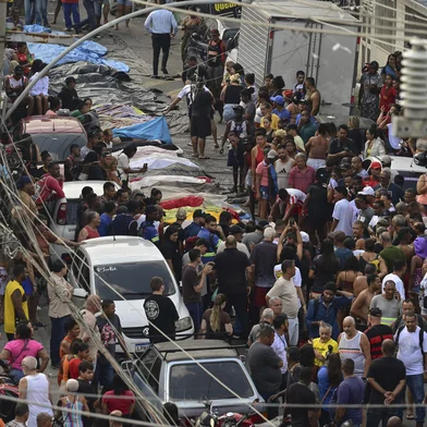 EDITORS NOTE: Graphic content / Bodies are seen lined up on Sao Lucas Square of the Vila Cruzeiro favela at the Penha complex in Rio de Janeiro, Brazil, on October 29, 2025, in the aftermath of Operacao Contencao (Operation Containment). Bodies piled up in poor neighborhoods of Rio de Janeiro on October 28 as police launched their biggest ever raids on the city's drug traffickers, leaving at least 64 dead in war-like scenes. As many as 2,500 heavily armed officers, backed by armored vehicles, helicopters and drones took part in the operation targeting Brazil's main drug-trafficking gang in two poor neighborhoods, or favelas, in northern Rio. (Photo by Pablo PORCIUNCULA / AFP)Editoria: CLJLocal: Rio de JaneiroIndexador: PABLO PORCIUNCULASecao: policeFonte: AFPFotógrafo: STF<!-- NICAID(16156307) -->